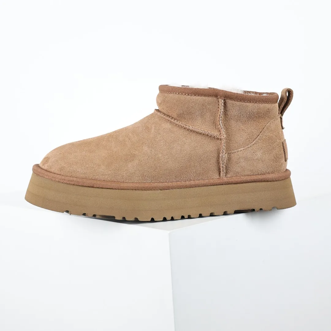 Pick up locally 💰560 Core recommended good price It is a very suitable choice for home furnishings. In the new year, uug launched a series of styles, which are partial to the preferences of young consumers and have also moved to the forefront of fashion trends. Shoe body material: water-repellent coated suede upper, 17 mm UGGPURE™ implantable wool insole, lightweight non-slip and comfortable rubber outsole, with brand LOGO and trademark, with full packaging Size: 35 36 37 38 39 40